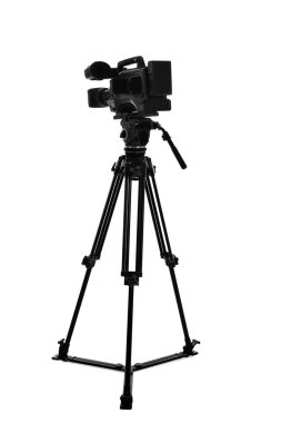 Modern profesyonel video kamera beyaza izole edildi