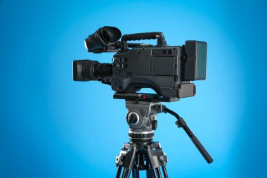 Mavi arka planda modern profesyonel video kamera