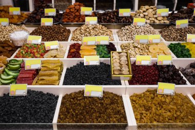 Toptan pazarda kurutulmuş meyve ve fındık çeşitleri.