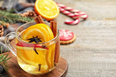 Ahşap masada yağda pişirilmiş şarap. Metin için boşluk