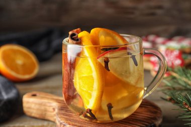 Ahşap tahtada sıcak şarap, yakın plan.