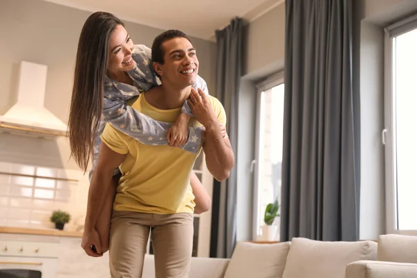 Schönes junges interrassisches Paar, das zu Hause Spaß hat. Platz für te — Stockfoto