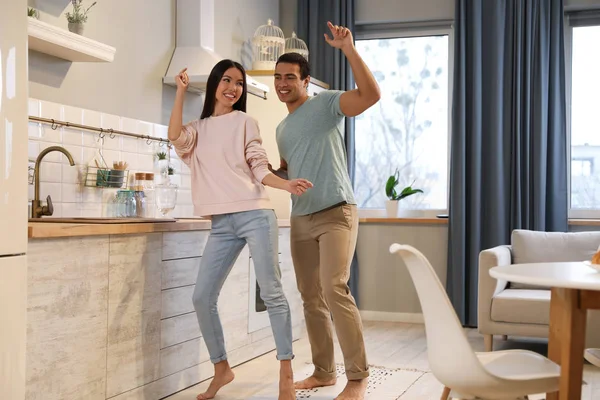 Adorável jovem casal interracial dançando em casa — Fotografia de Stock