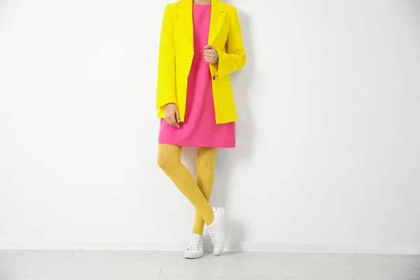 Mulher Usando Calças Amarelas Perto Parede Branca Close — Fotografia de Stock
