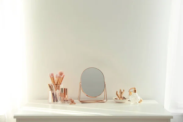 Pequeño Espejo Productos Maquillaje Tocador Blanco Interiores — Foto de Stock