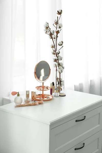 Petit Miroir Différents Produits Maquillage Sur Commode Intérieur — Photo