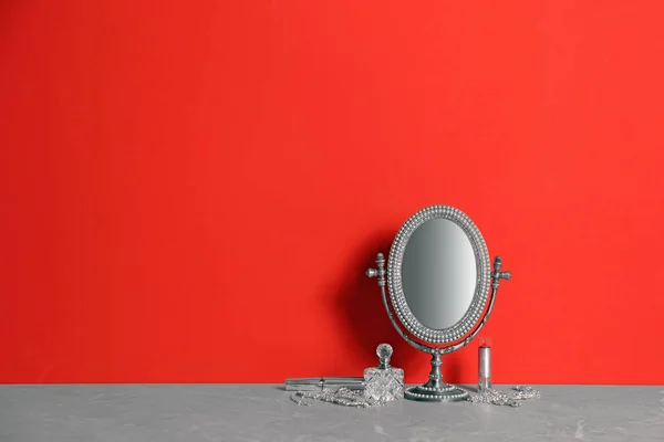 Malé Zrcadlo Make Produkty Šperky Šedém Mramorovém Stole Blízkosti Červené — Stock fotografie