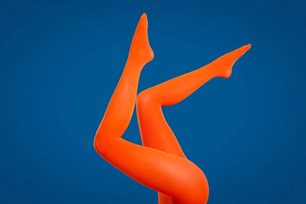 Femme Portant Des Collants Orange Sur Fond Bleu Gros Plan — Photo