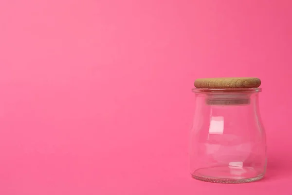 Frasco de vidro vazio fechado no fundo rosa, espaço para texto — Fotografia de Stock