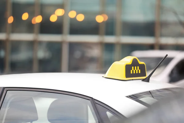 城市街道上有黄色标志的出租车 — 图库照片