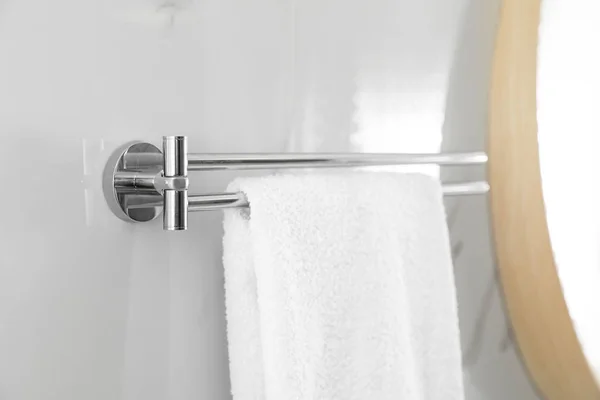 Soporte con toalla limpia en la pared de luz en el baño — Foto de Stock