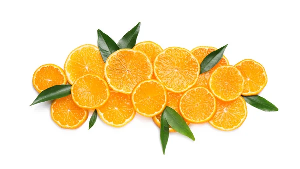 新鮮な熟したみかんのスライスと組成物と白の背景に葉 トップビュー 柑橘類 — ストック写真