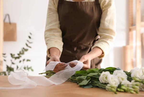 Floristería haciendo hermoso ramo en la mesa en el taller, primer plano — Foto de Stock