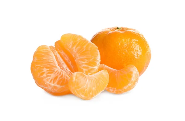 Tangerinas suculentas maduras frescas isoladas em branco — Fotografia de Stock