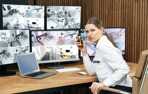 Wachmann mit tragbarem Sender am Arbeitsplatz — Stockfoto