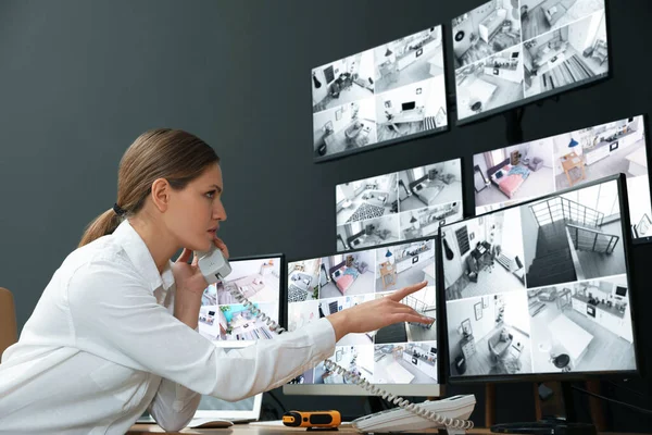 Guarda de segurança falando por telefone no local de trabalho — Fotografia de Stock