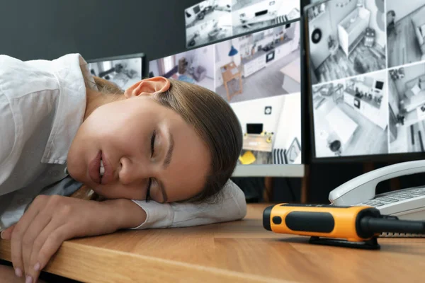 Guardia de seguridad cansado durmiendo en el lugar de trabajo en la oficina —  Fotos de Stock