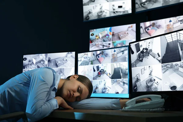Fáradt biztonsági őr alszik az irodában éjszaka — Stock Fotó