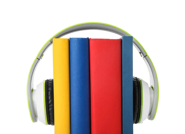 Libros con auriculares modernos aislados en blanco — Foto de Stock