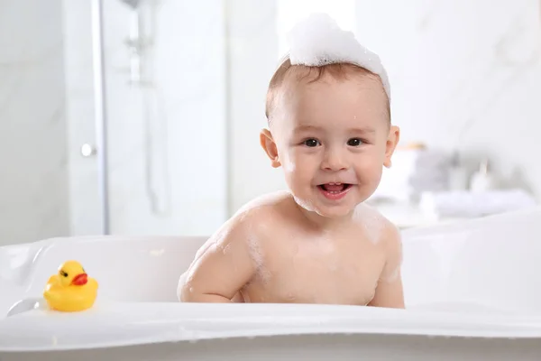 Aranyos kis baba a fürdőkádban otthon — Stock Fotó