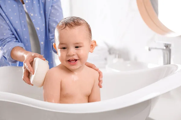 Madre con su pequeño bebé en el baño — Foto de Stock