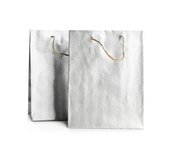 Bolsas de compras de papel plateado aisladas en blanco. Espacio para el diseño —  Fotos de Stock