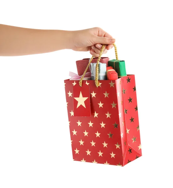 Frau hält Einkaufstasche mit Geschenken auf weißem Hintergrund — Stockfoto
