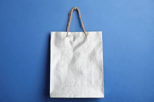 蓝色背景银质购物袋 — 图库照片