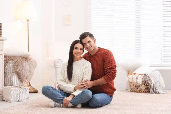 Glückliches Paar, das Zeit miteinander zu Hause verbringt. Winterurlaub — Stockfoto