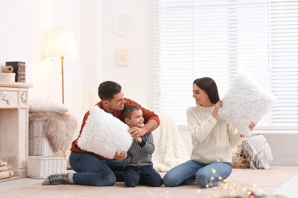 Ευτυχισμένη οικογένεια που έχει μαξιλαροπόλεμο στο σπίτι. Χειμερινές διακοπές — Φωτογραφία Αρχείου