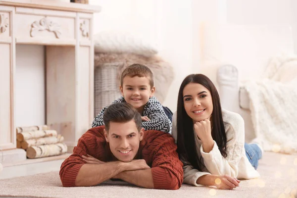 Gelukkige familie met kleine zoon die samen tijd doorbrengt thuis. Win! — Stockfoto