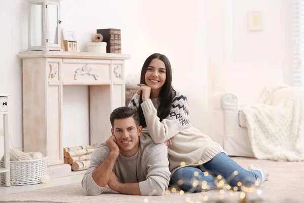 Gelukkig stel dat samen tijd doorbrengt thuis. Wintervakantie — Stockfoto