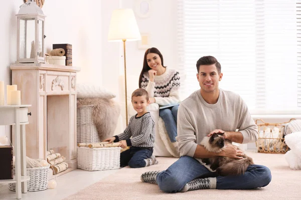 Vader met kat en zijn familie thuis. Wintervakantie — Stockfoto