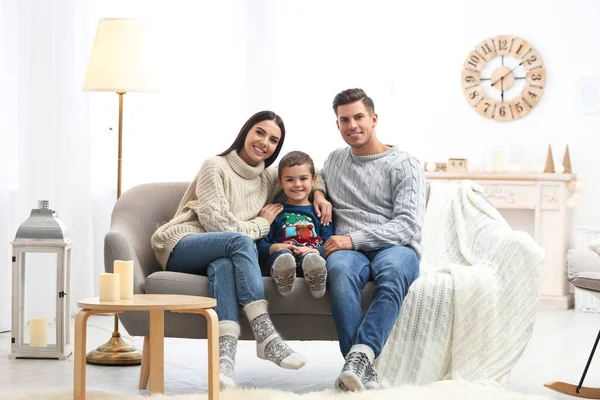 Lycklig familj med liten son som tillbringar tid hemma. Vinn — Stockfoto