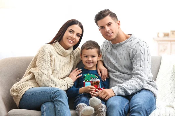 Gelukkige familie met kleine zoon die samen tijd doorbrengt thuis. Win! — Stockfoto