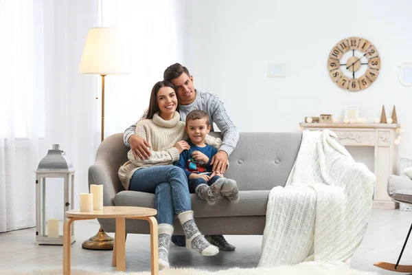 Una familia feliz con un hijo pequeño pasando tiempo juntos en casa. Ganar —  Fotos de Stock
