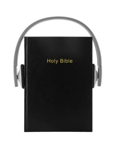 Beyaz arka planda İncil ve kulaklıklar. Dini sesli kitap — Stok fotoğraf