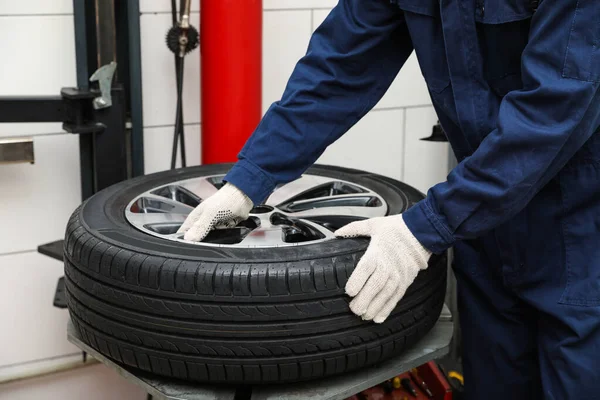 Muž pracující s pneumatikou montážní stroj na auto servis, detailní záběr — Stock fotografie