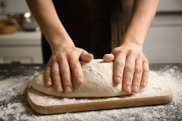 Donna con pasta al tavolo grigio, primo piano. Fare la pasta — Foto Stock