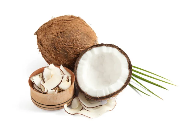 Composição com saborosos chips de coco no fundo branco — Fotografia de Stock