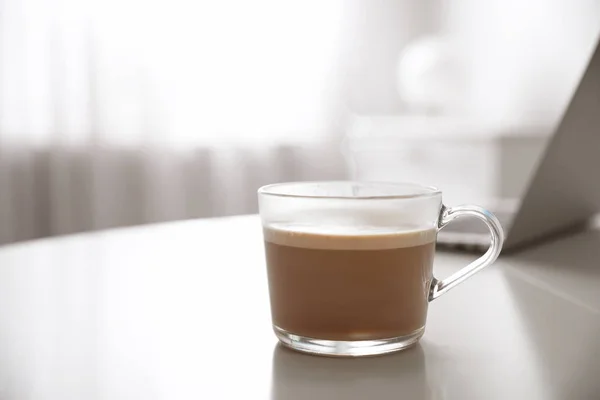 Tasse heißen Kaffee auf weißem Tisch drinnen am Morgen. Platz für t — Stockfoto
