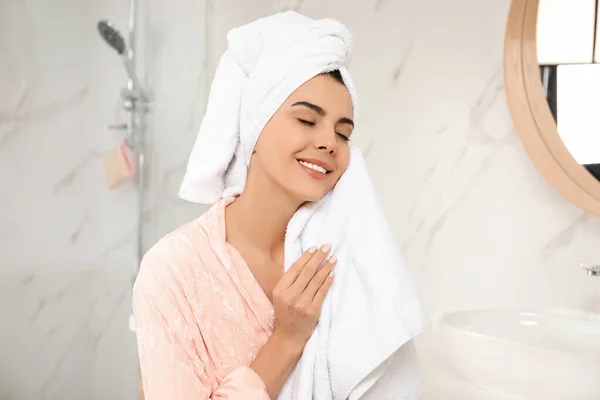 Jonge Vrouw Vegen Gezicht Met Handdoek Badkamer — Stockfoto