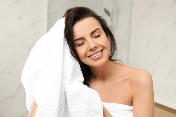 Jonge Vrouw Drogen Haar Met Handdoek Badkamer — Stockfoto