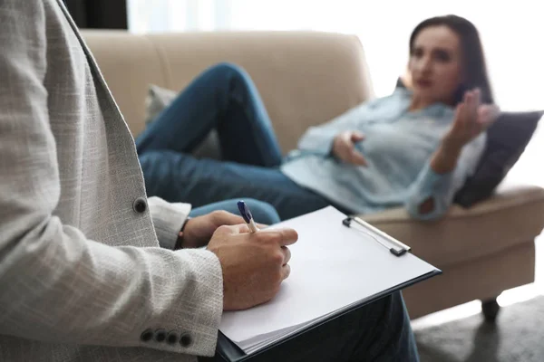 Professional psychotherapist and patient in office, focus on han — Stock Photo, Image