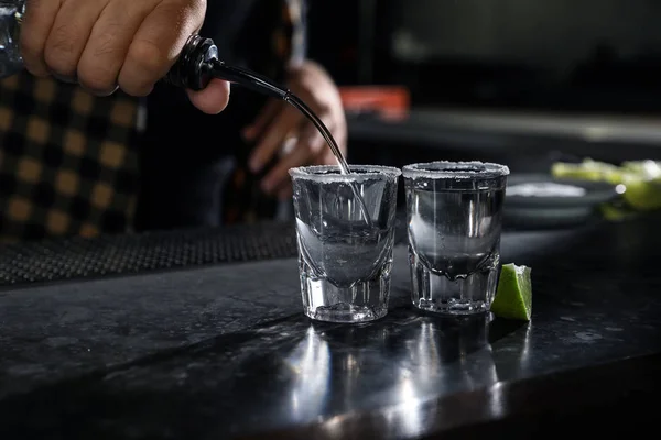 Bartender Derramando Tequila Mexicana Copos Tiro Balcão Bar Close — Fotografia de Stock