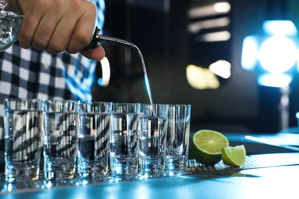 Bartender Derramando Tequila Mexicana Copos Tiro Balcão Bar Close — Fotografia de Stock