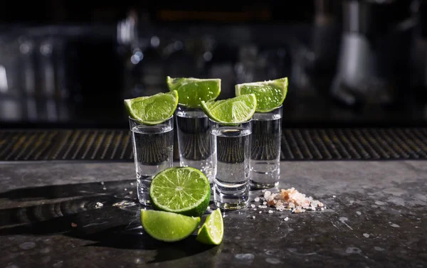 Mexikanska Tequila Shots Lime Skivor Och Salt Bardisken — Stockfoto