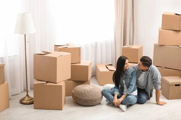 Щаслива пара в кімнаті з картонними коробками в рухомий день — стокове фото
