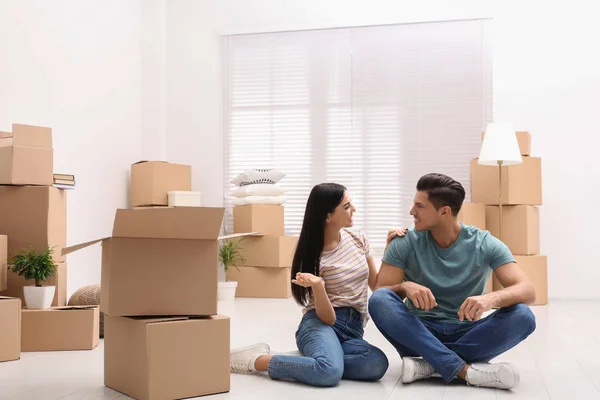 Щаслива пара в кімнаті з картонними коробками в рухомий день — стокове фото