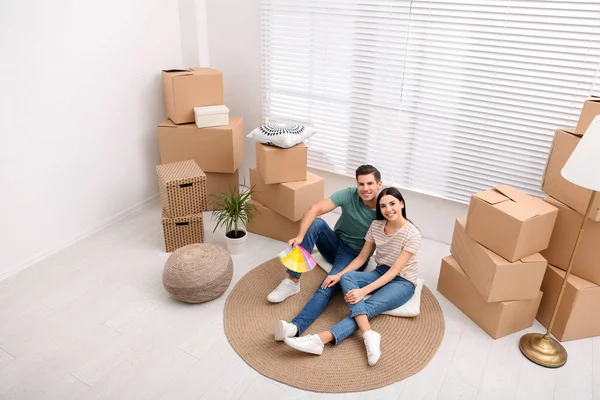 Glada par med färgpalett prover i sin nya lägenhet på mov — Stockfoto